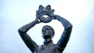 boy wearing crown statue